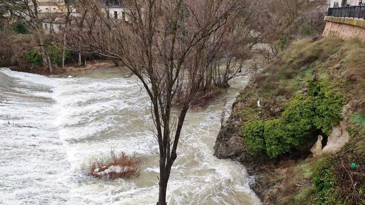 Crecida del r&iacute;o J&uacute;car en Cuenca a consecuencia del episodio de lluviar registrado a causa del temporal