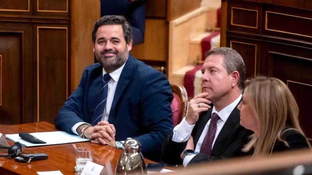 En la imagen de archivo el presidente del PP de Castilla-La Mancha, Paco N&uacute;&ntilde;ez, junto al presidente regional, Emiliano Garc&iacute;a-Page, y la portavoz socialista, Ana Isabel Abeng&oacute;zar, en el Congreso de los Diputados