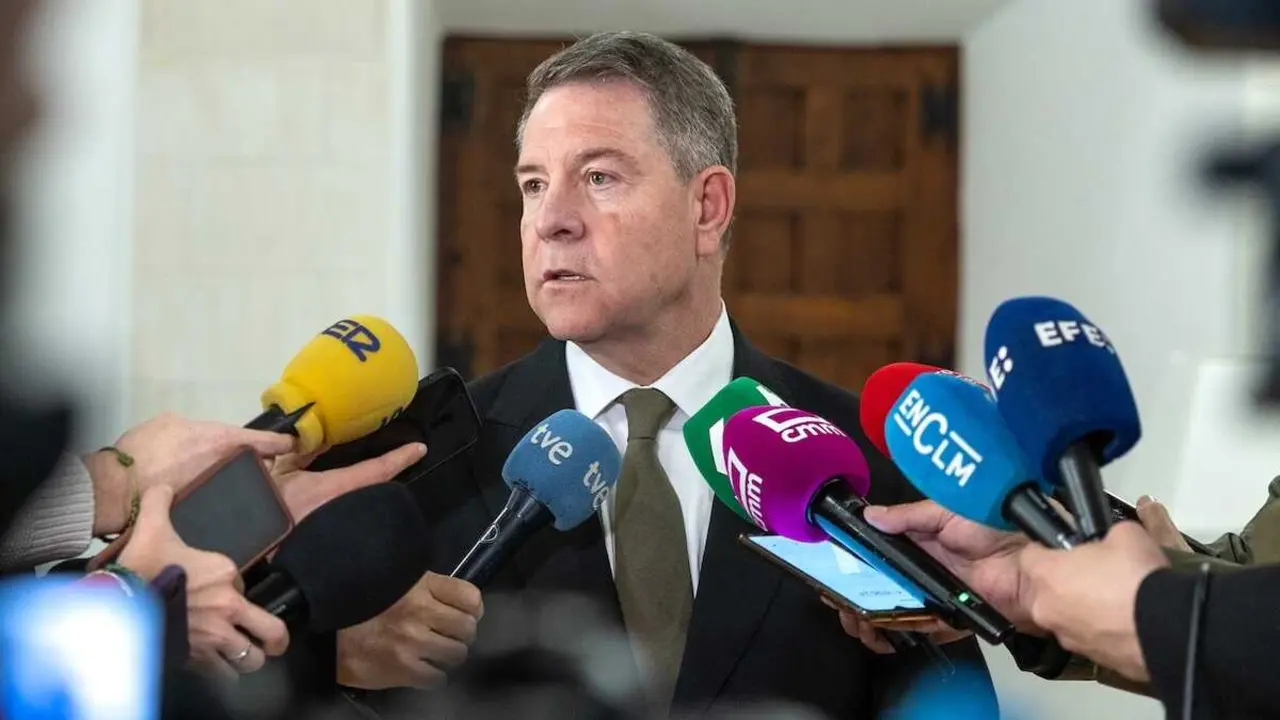 El presidente de Castilla-La Mancha, Emiliano Garc&iacute;a-Page, atendiendo este jueves a los medios en Toledo tras un acto institucional