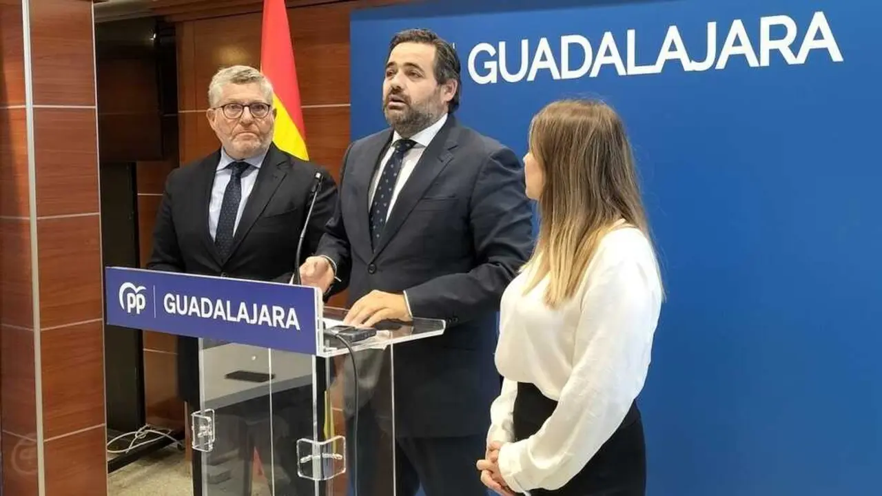 En la imagen de archivo el presidente del PP de Castilla-La Mancha, Paco N&uacute;&ntilde;ez (c), junto a los diputados regionales por Guadalajara, Nacho Redondo e Itziar Asenjo