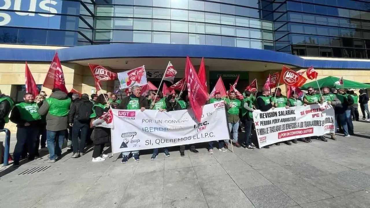 UGT FICA y CCOO exigen a Iberdrola que desbloquee de manera inmediata el convenio colectivo. En la imagen trabajadores de la compa&ntilde;&iacute;a en Castilla-La Mancha concentrados este jueves en Toledo.
