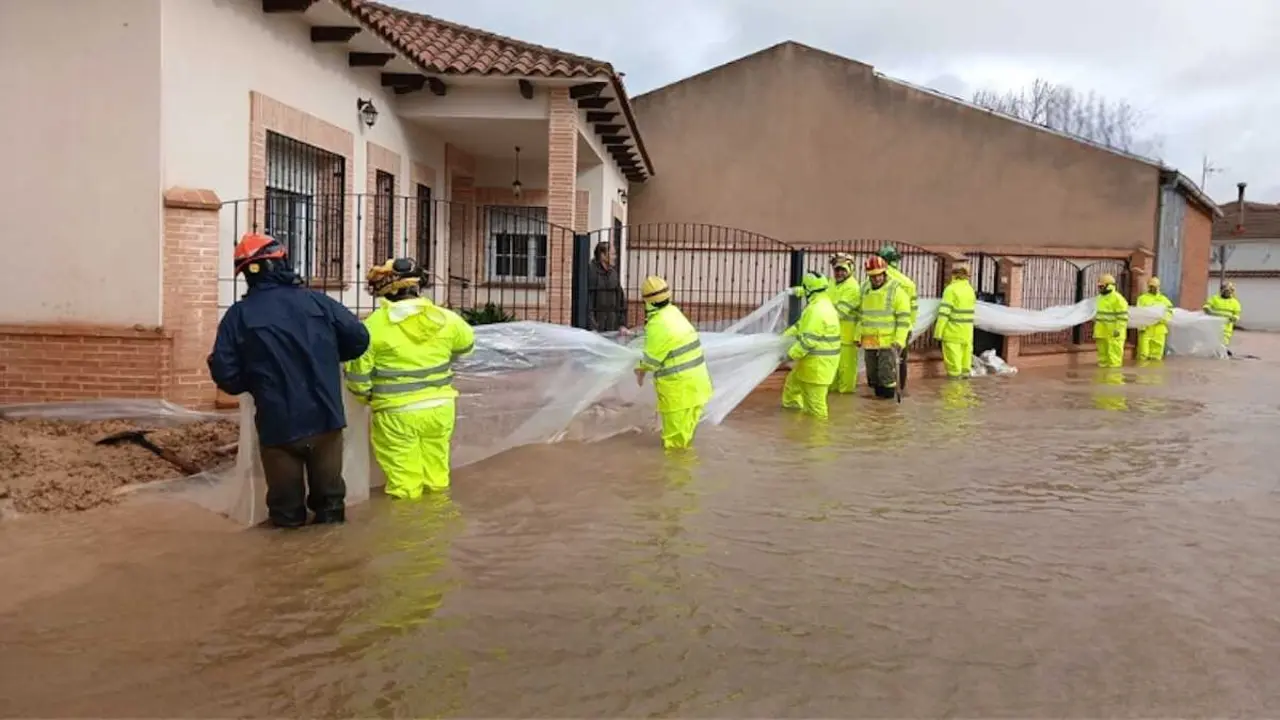 En la imagen trabajadores del Infocam realizando tareas de retirada de agua acumulada y construcci&oacute;n de diques de contenci&oacute;n en El Robledo (Ciudad Real)