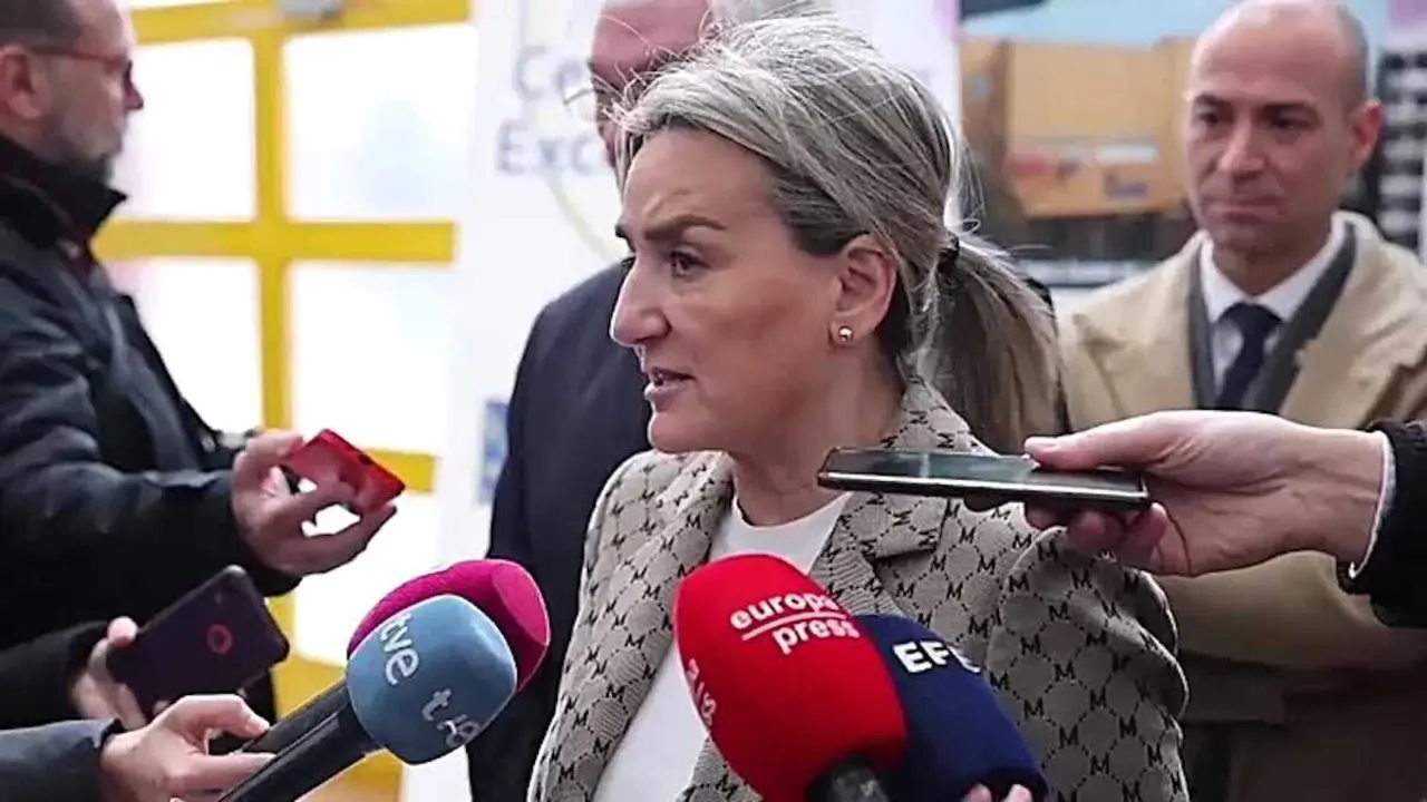 La ministra de Educaci&oacute;n, Formaci&oacute;n Profesional y Deportes, Milagros Tol&oacute;n, atendiendo a los medios este viernes en Illescas (Toledo)