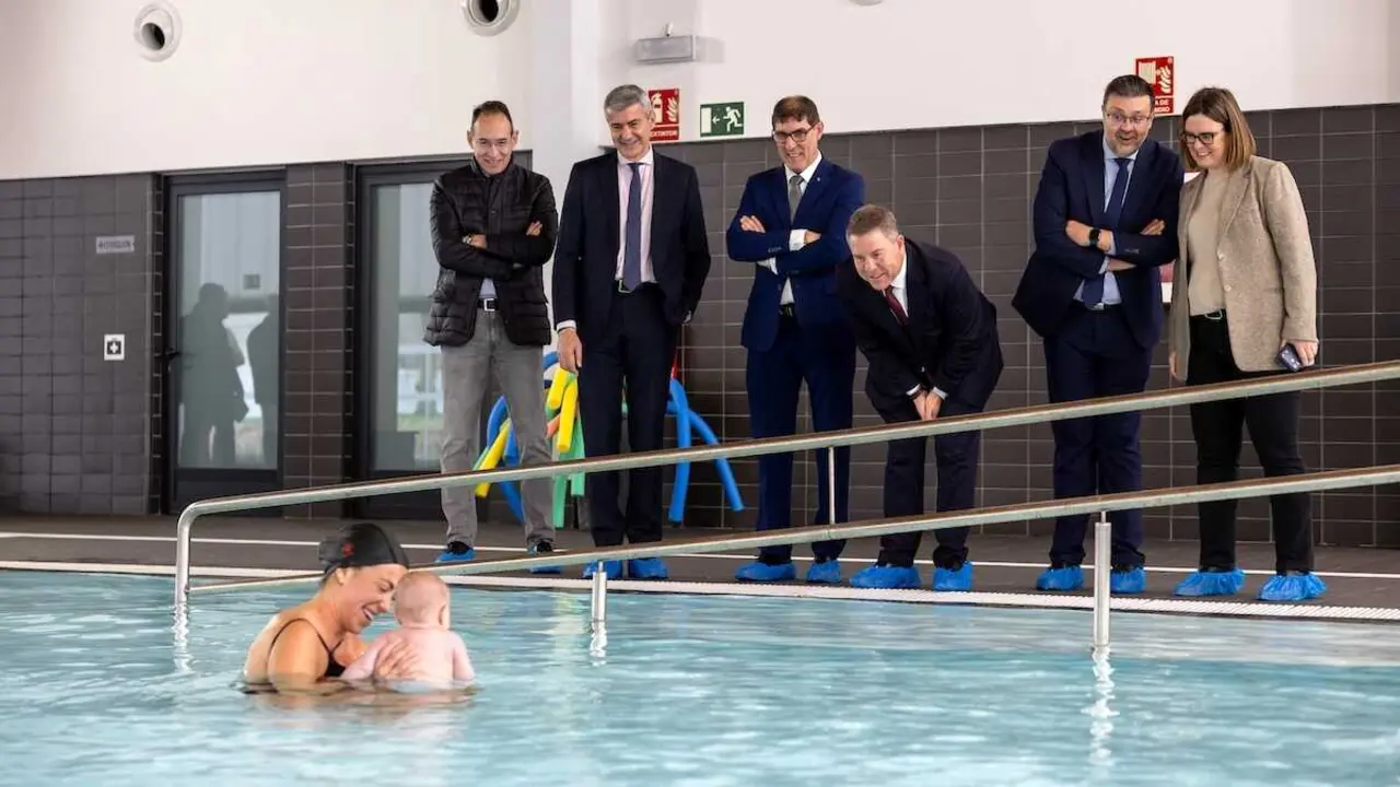 El presidente de Castilla-La Mancha, Emiliano Garc&iacute;a-Page, inaugura, en Villaca&ntilde;as (Toledo), la piscina municipal climatizada