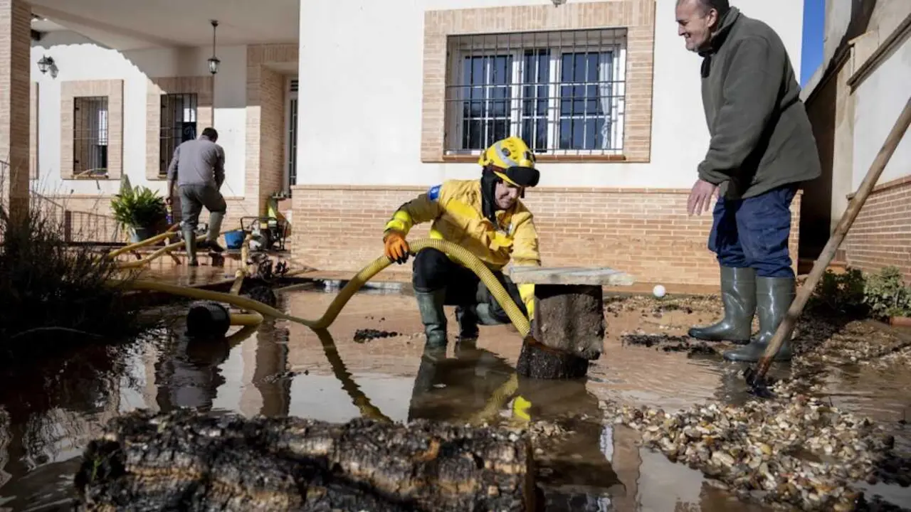 La localidad ciudadreale&ntilde;a de El Robledo vive este s&aacute;bado una jornada de "calma tensa" por el caudal del r&iacute;o Bullaque tras una noche "un poco complicada" en la que hubo que tomar "decisiones urgentes" para que el agua no afectara a las viviendas - EFE/Jes&uacute;s Monroy