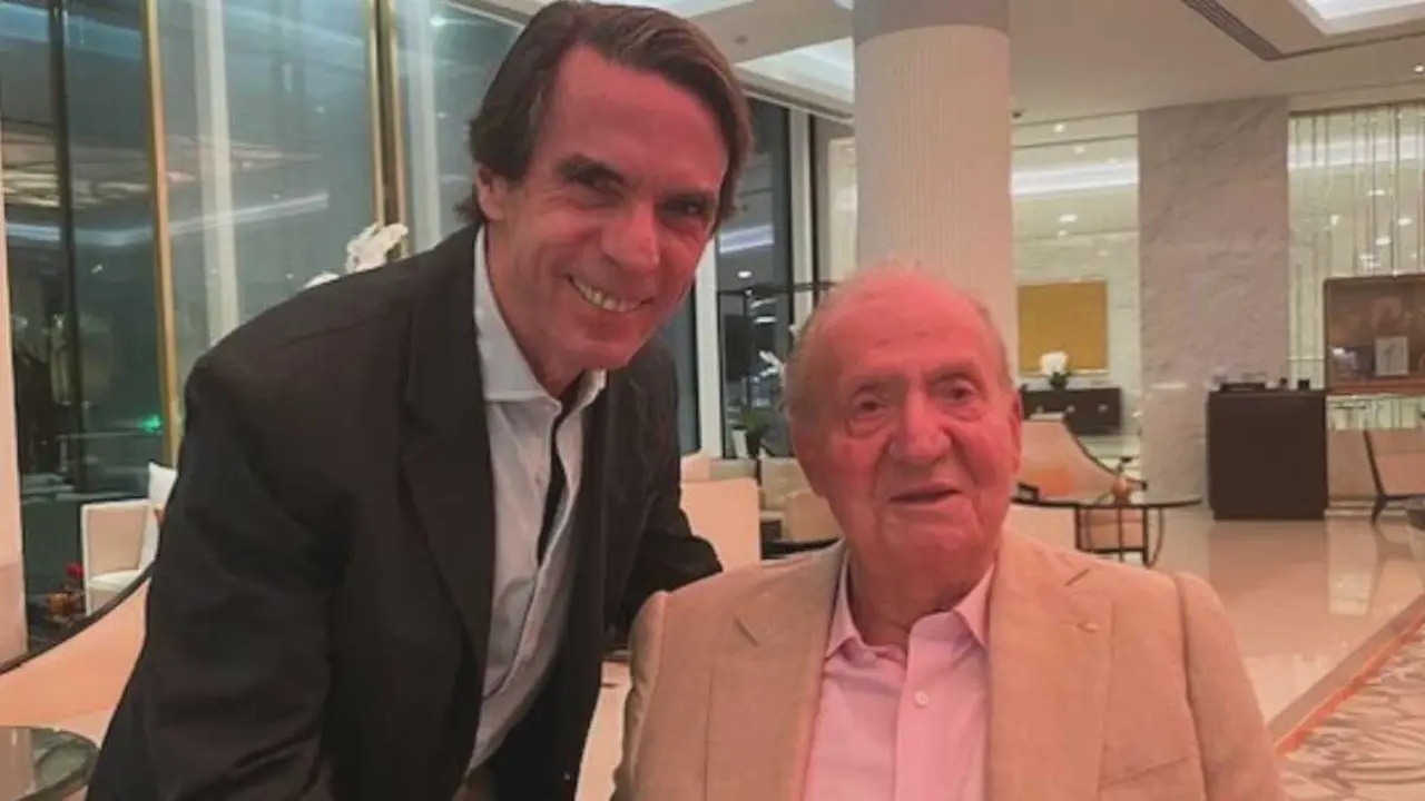En la imagen publicada en sus redes sociales el expresidente del Gobierno, Jos&eacute; Mar&iacute;a Aznar, junto a rey em&eacute;rito Juan Carlos I
