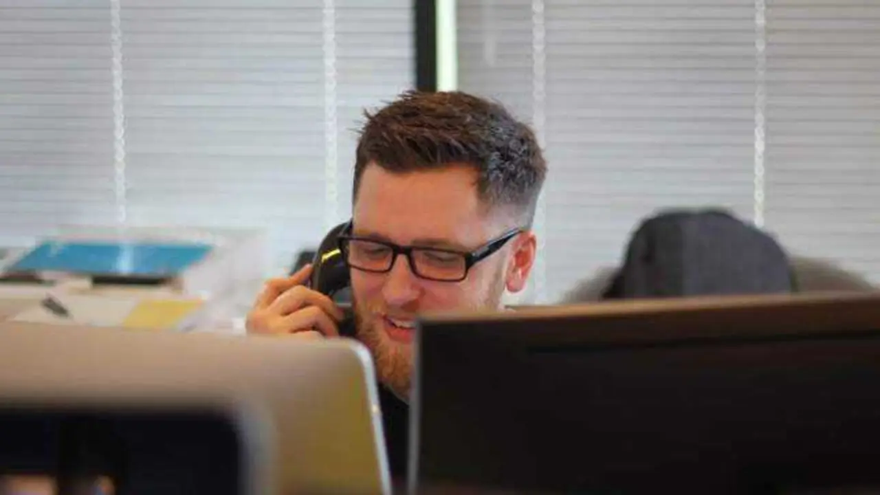 Una sola llamada es suficiente: la estafa que te deja sin trabajo y con una deuda