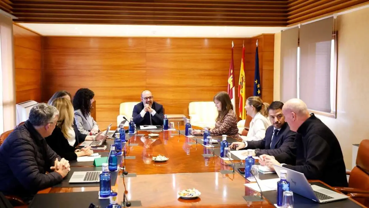 En la imagen un instante de la reuni&oacute;n de la Junta de Portavoces y Mesa de las Cortes de Castilla-La Mancha