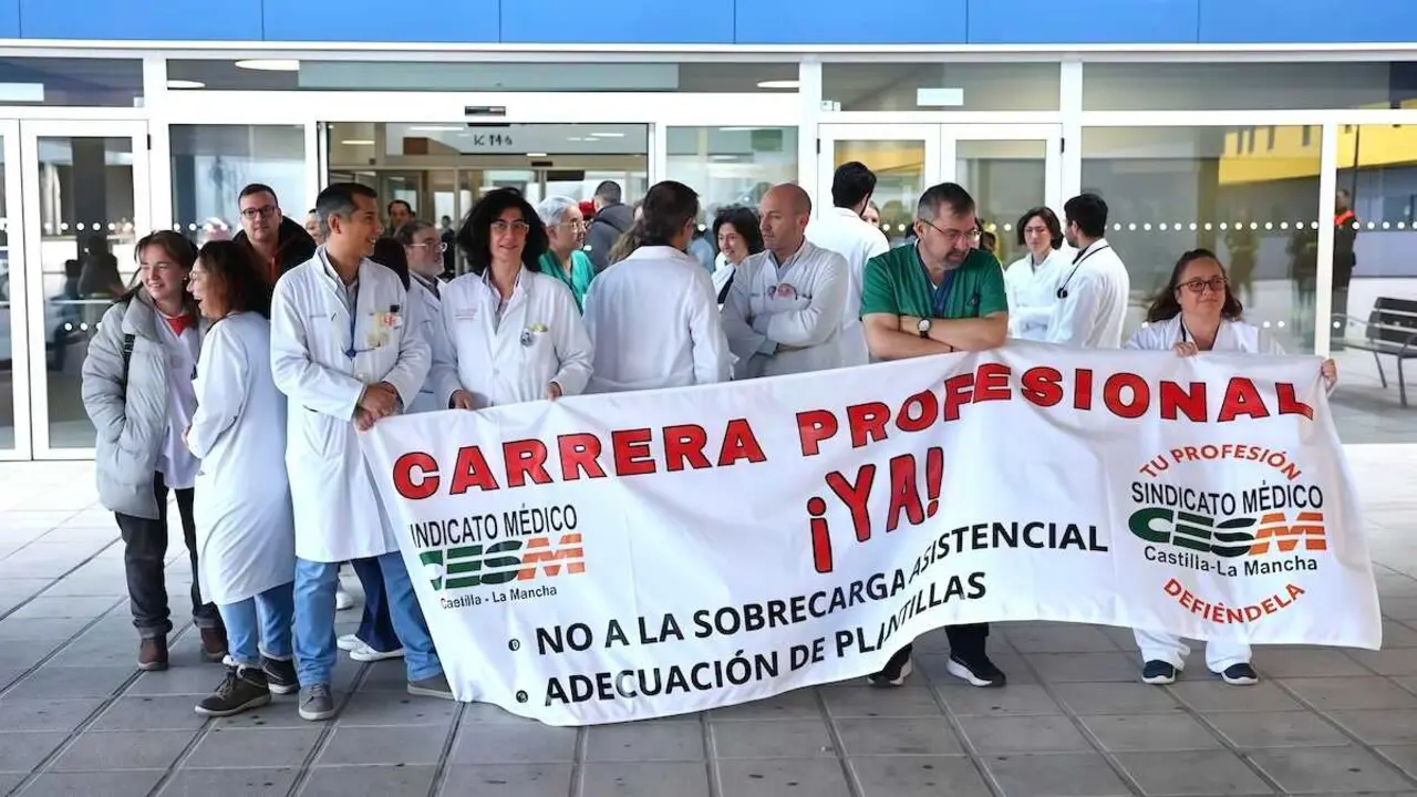 M&eacute;dicos protestan a las puertas del Hospital de Toledo con motivo de la huelga convocada, este lunes - EFE/Ismael Herrero