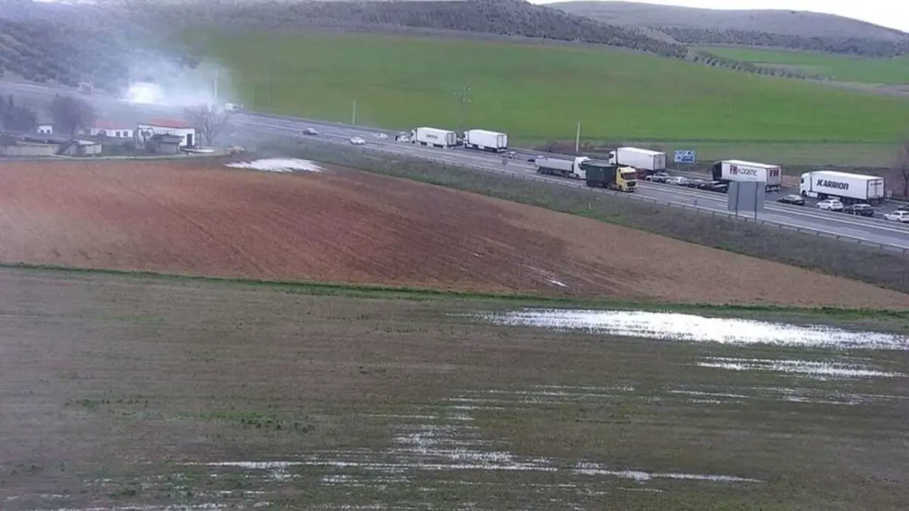 Arde un cami&oacute;n de cervezas y obliga a cortar la A-4 en Ciudad Real