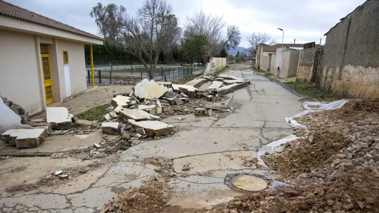 El Robledo (Ciudad Real) afronta unos d&iacute;as con "mucho trabajo" de limpieza en el pueblo tras las inundaciones - EFE/Jes&uacute;s Monroy