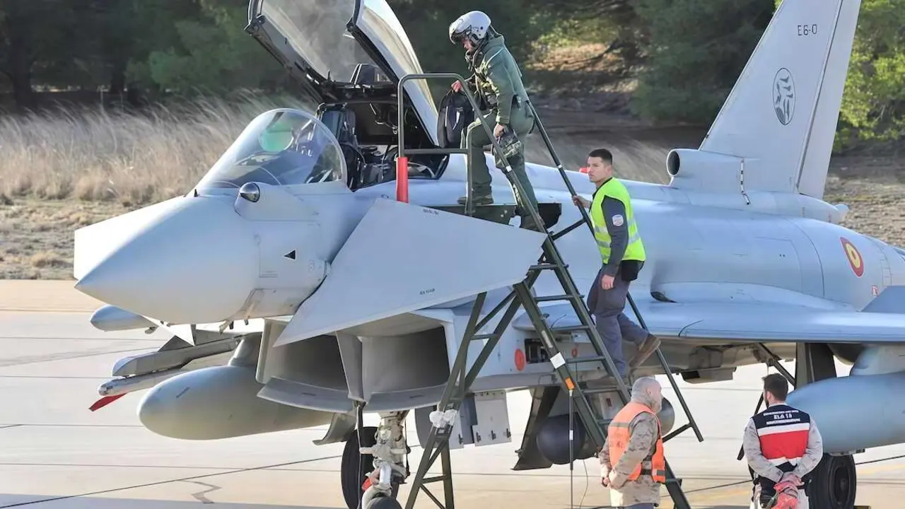 Un piloto se prepara para despegar de la base a&eacute;rea de Albacete, desde la que tres Eurofighter C.16 ponen rumbo a la base a&eacute;rea de Mihail Kogalniceanu de Constanza (Ruman&iacute;a), como parte del despliegue del contingente eAP-70 en Ruman&iacute;a - EFE/Manu