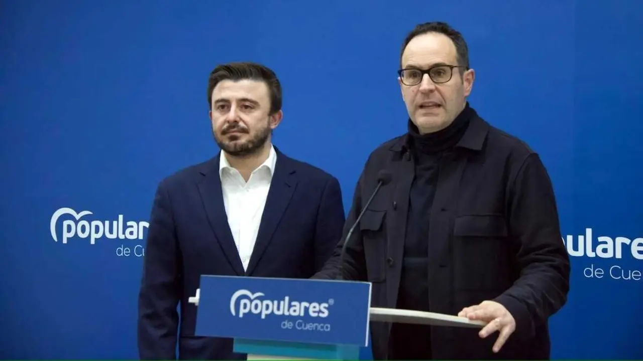 El presidente del Partido Popular de Cuenca, Jos&eacute; Mart&iacute;n-Buro, durante la rueda de prensa junto al alcalde de Las Valeras, Daniel P&eacute;rez Osma