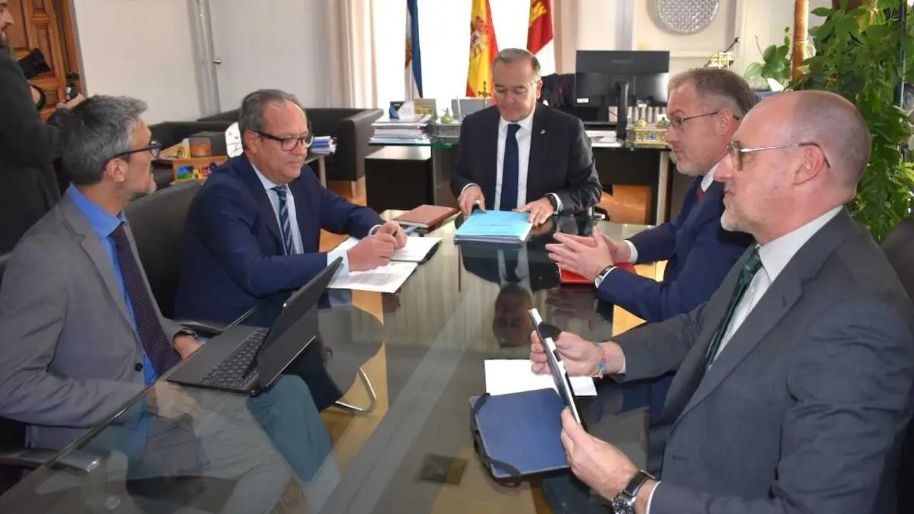 El consejero de Hacienda, Administraciones P&uacute;blicas y Transformaci&oacute;n Digital, Juan Alfonso Ruiz Molina, durante el encuentro con el alcalde de Talavera de la Reina (Toledo), Jos&eacute; Juli&aacute;n Gregorio