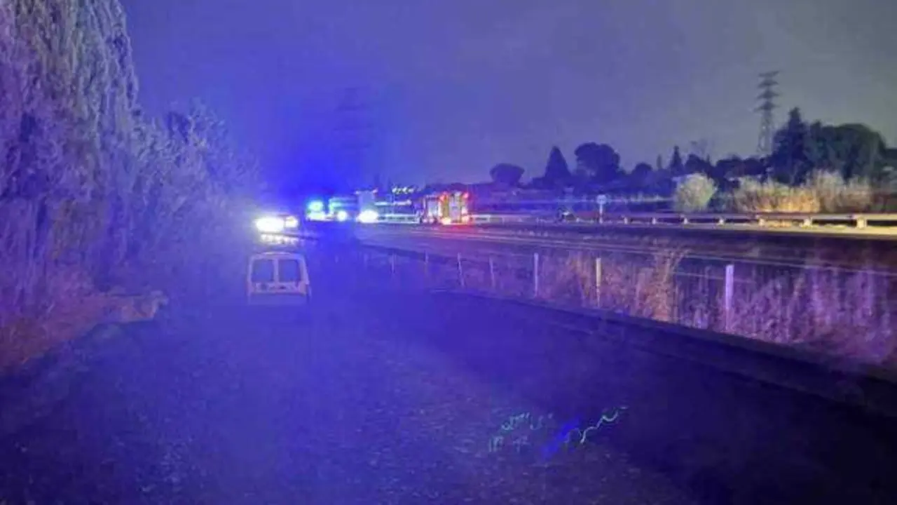 Encuentran a un chico muerto tirado en una cuneta a unos metros de su moto