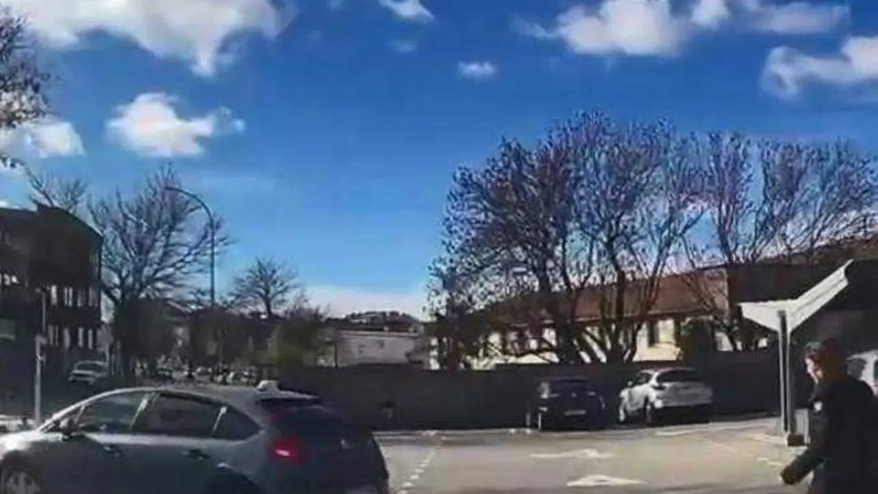 VIDEO. Embiste el coche de unos ladrones para que no escapen tras un robo