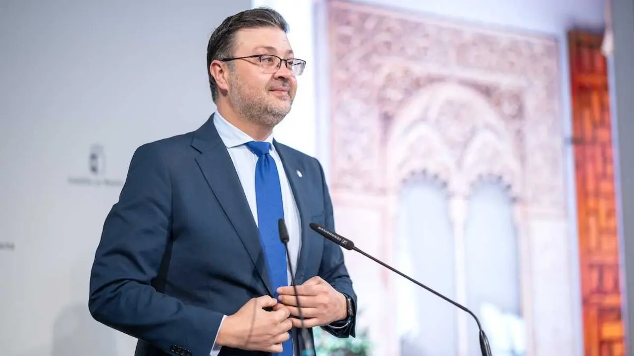 El consejero de Educaci&oacute;n, Cultura y Deportes de Castilla-La Mancha, Amador Pastor, informa sobre el proceso de admisi&oacute;n del curso 2026-2027