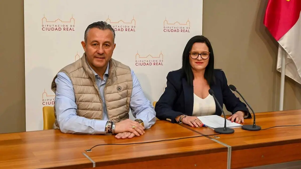 La portavoz del equipo de Gobierno de la Diputaci&oacute;n de Ciudad Real, Roc&iacute;o Zarco, y el vicepresidente de Hacienda, Adri&aacute;n Fern&aacute;ndez, en rueda de prensa