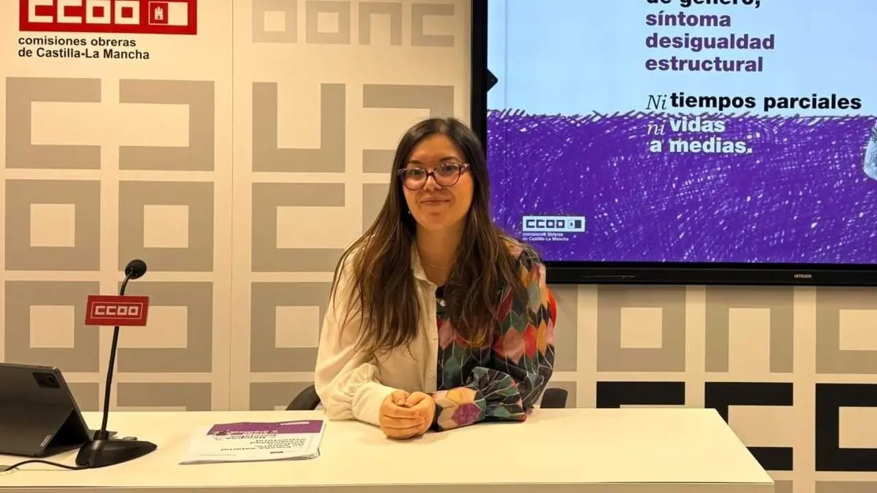 La secretaria de Mujeres, Igualdad y Juventud de CCOO Castilla-La Mancha, Ana Villase&ntilde;or, durante la rueda de prensa que ha ofrecido