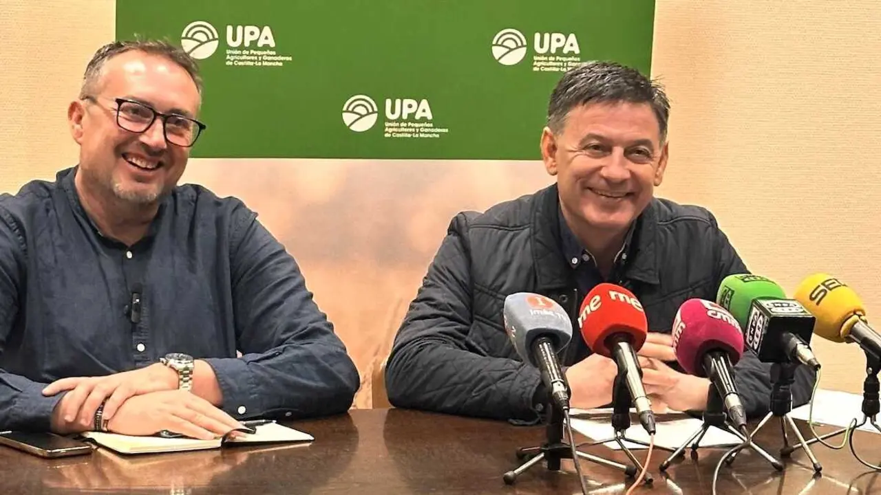 El secretario general de UPA en Castilla-La Mancha, Juli&aacute;n Morcillo (d), durante la rueda de prensa que ha ofrecido