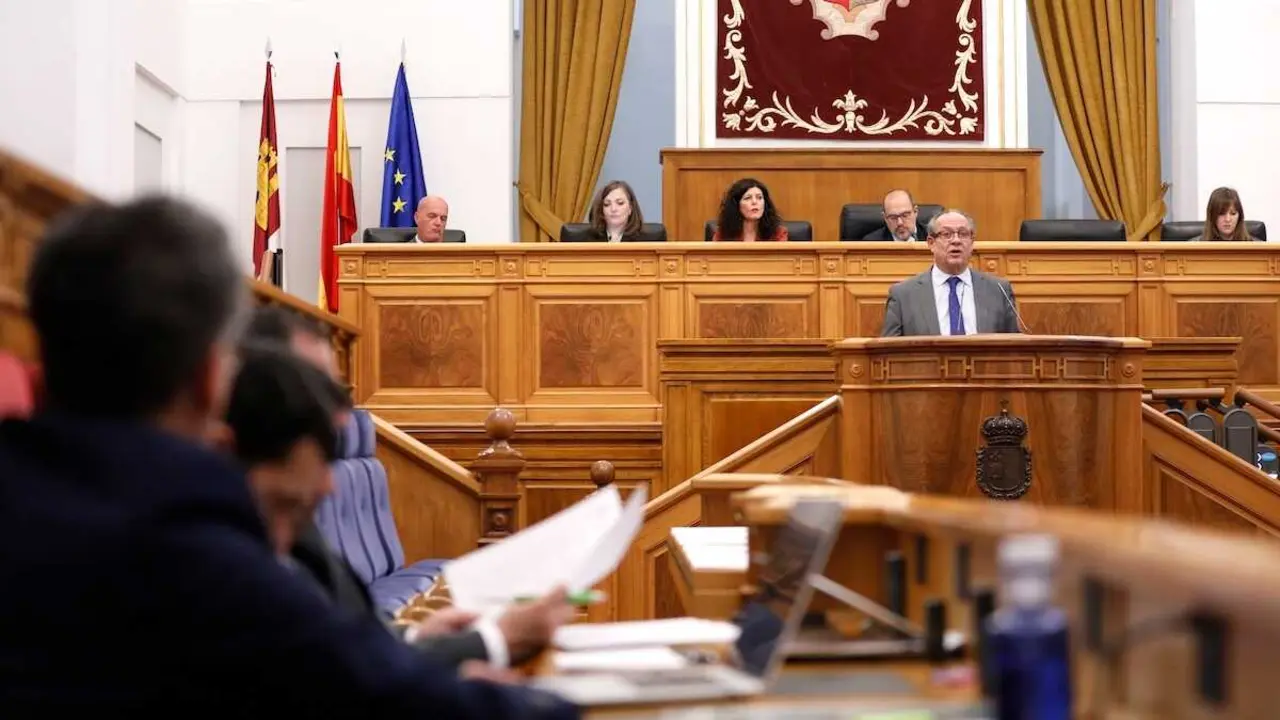 El consejero de Hacienda, Administraciones P&uacute;blicas y Transformaci&oacute;n Digital, Juan Alfonso Ruiz Molina, durante su intervenci&oacute;n en el Pleno de las Cortes de Castilla-La Mancha