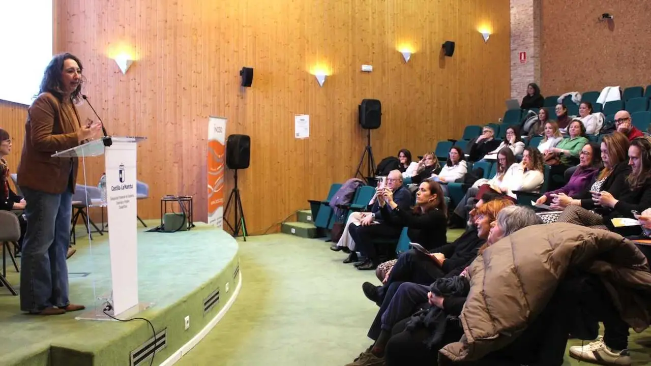 La directora general de Empleo, Elena Garc&iacute;a Zalve, durante su participaci&oacute;n en la jornada auton&oacute;mica &lsquo;Contrataci&oacute;n P&uacute;blica, Econom&iacute;a Social y Cuidados&rsquo;, organizada por Inciso Integraci&oacute;n y la Consejer&iacute;a de Econom&iacute;a, Empresas y Empleo, celebrada en Ciudad Real