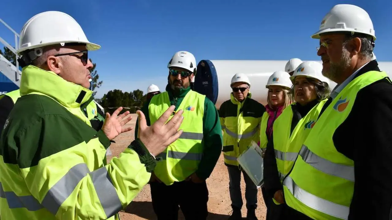 El vicepresidente primero del Gobierno de Castilla-La Mancha, Jos&eacute; Luis Mart&iacute;nez Guijarro, y la consejera de Desarrollo Sostenible, Mercedes G&oacute;mez, han visitado las obras de repotenciaci&oacute;n del parque e&oacute;lico La Isabela de Iberdrola en Navalengua-Casas de L&aacute;zaro (Albacete).