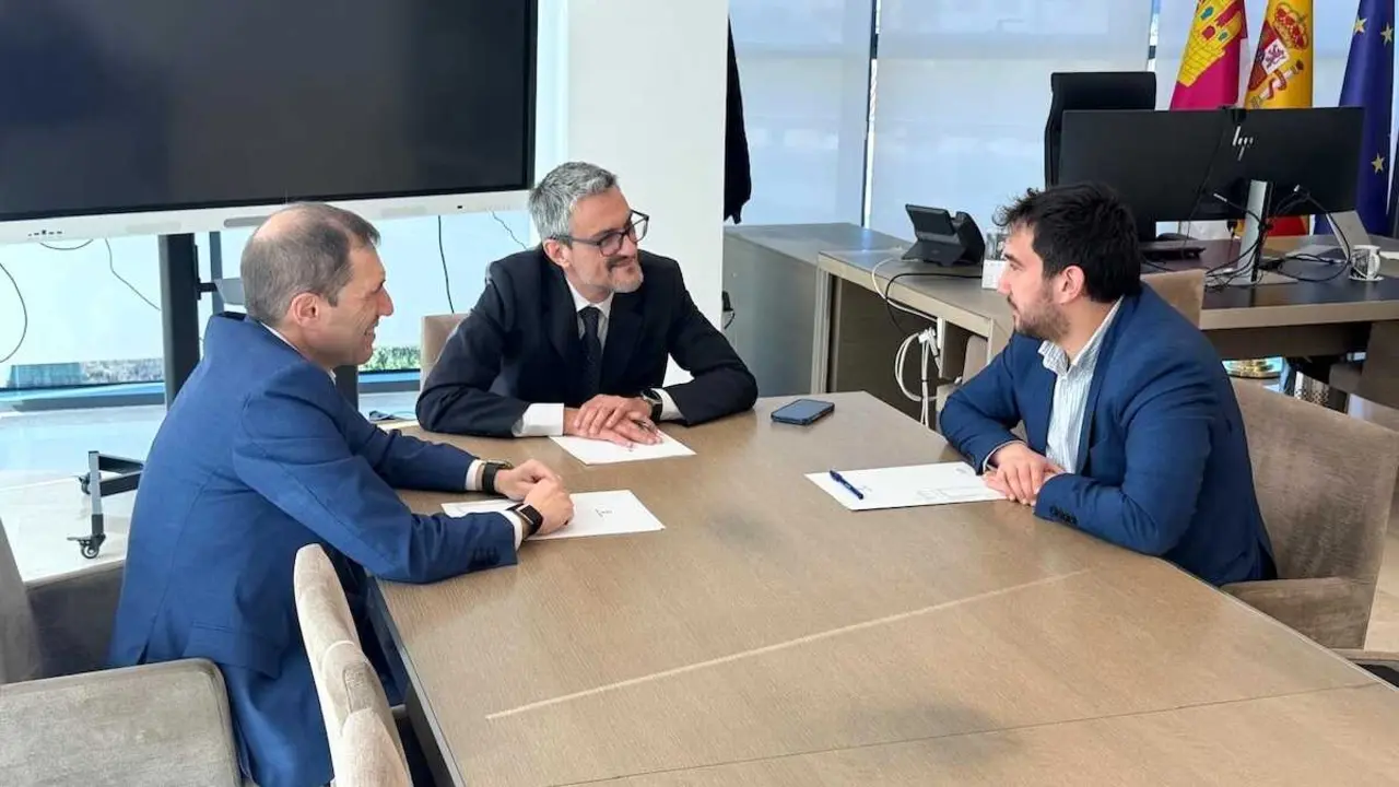 El director general de Red.es, Jes&uacute;s Herrero Poza; el secretario general de Salud Digital, Informaci&oacute;n e Innovaci&oacute;n del SNS del Ministerio de Sanidad, Juan Fernando Mu&ntilde;oz Montalvo; y el director gerente de la Agencia de Transformaci&oacute;n Digital de Castilla-La Mancha, Juan &Aacute;ngel Morejudo