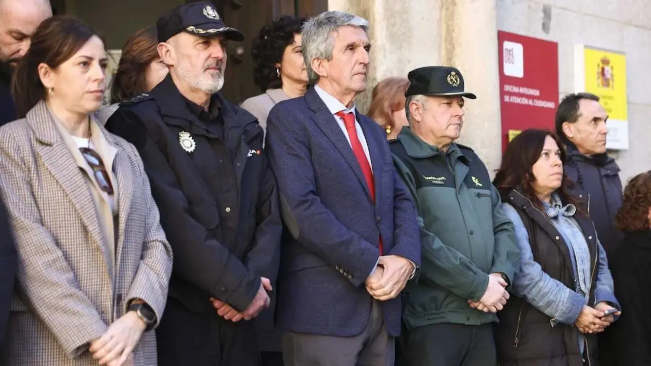 El delegado del Gobierno de Espa&ntilde;a en CastillaLa Mancha, Jos&eacute; Pablo Sabrido, este viernes en el minuto de silencio en repulsa a los asesinatos machistas de Madrid y Castell&oacute;n - EFE/Ismael Herrero