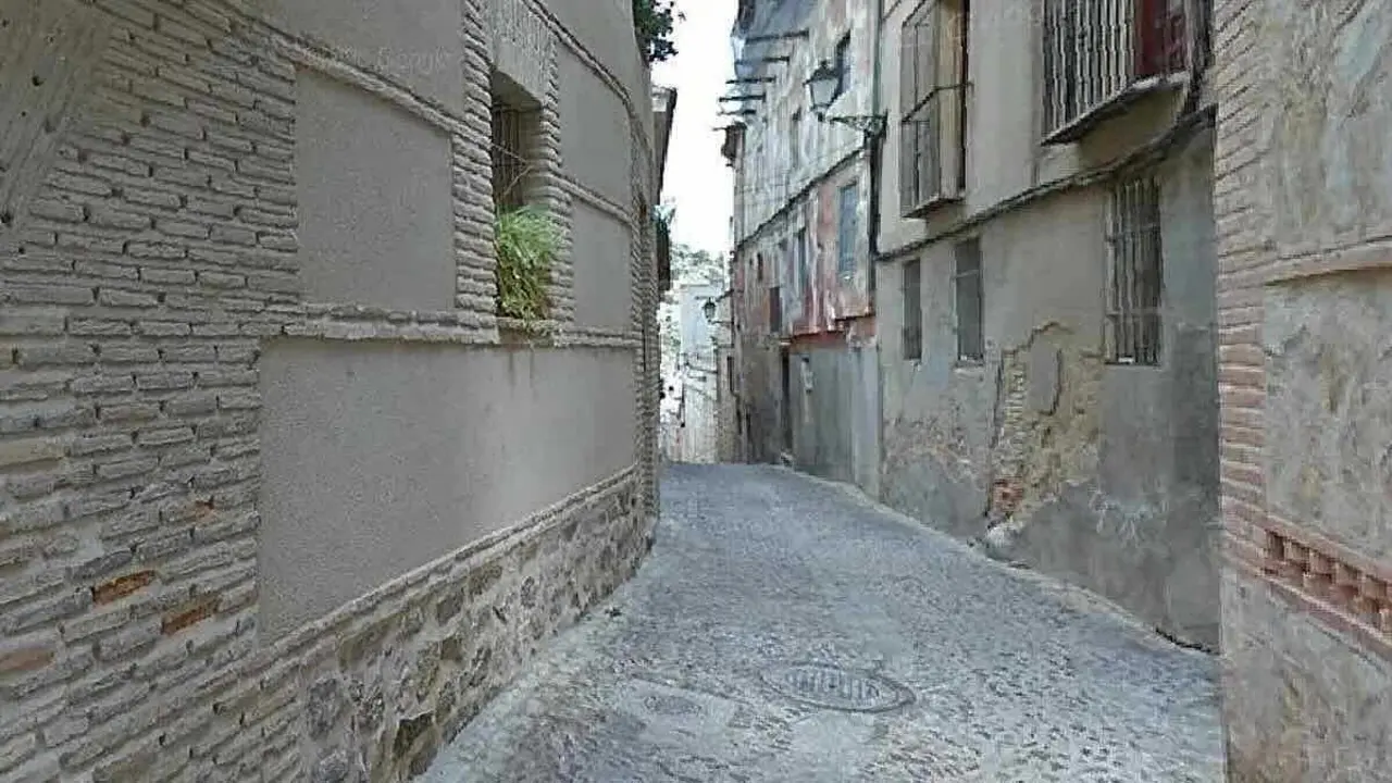 Apu&ntilde;alan a un joven de 23 a&ntilde;os en una calle del Casco de Toledo