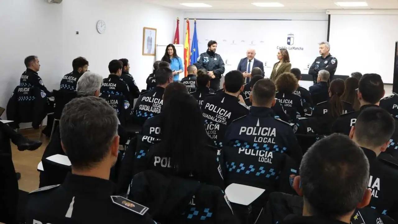 Casi 40 polic&iacute;as locales inician el curso de ascenso para ser mandos