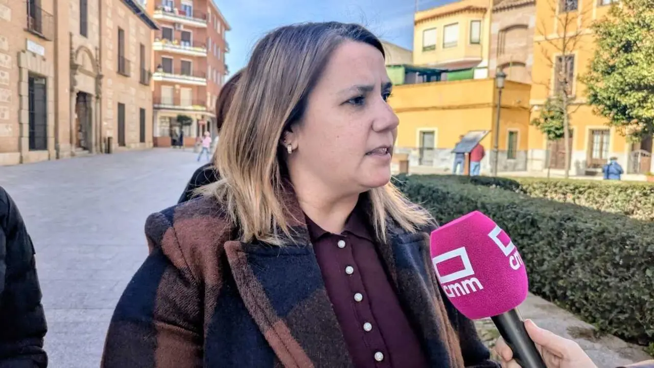 La presidenta de la Ejecutiva provincial del PSOE de Toledo, Tita Garc&iacute;a &Eacute;lez, atendiendo a los medios de comunicaci&oacute;n este domingo en Talavera de la Reina (Toledo)