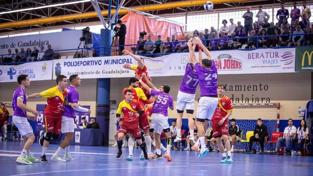 El BM Guadalajara atropella al Valladolid (31-25) y sale del pozo - Fotograf&iacute;a: Santi Molina