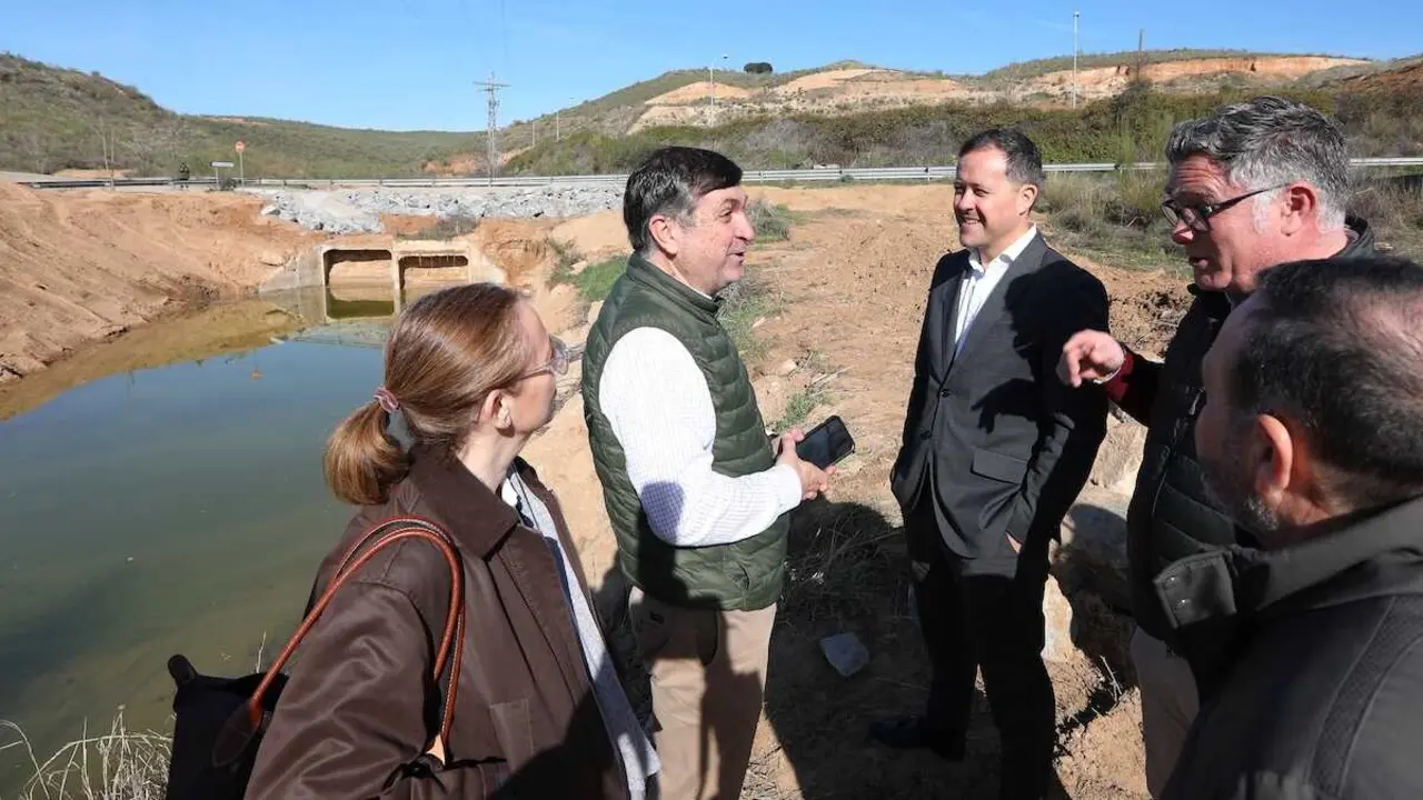 El alcalde de Toledo, Carlos Vel&aacute;zquez, en su visita al arroyo Valdelobos tras las labores de limpieza