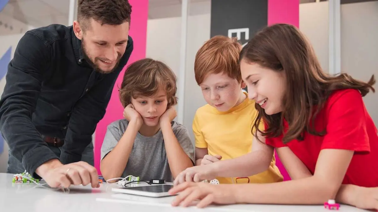 Auxiliares educativos piden a la Junta reconocer su cualificaci&oacute;n