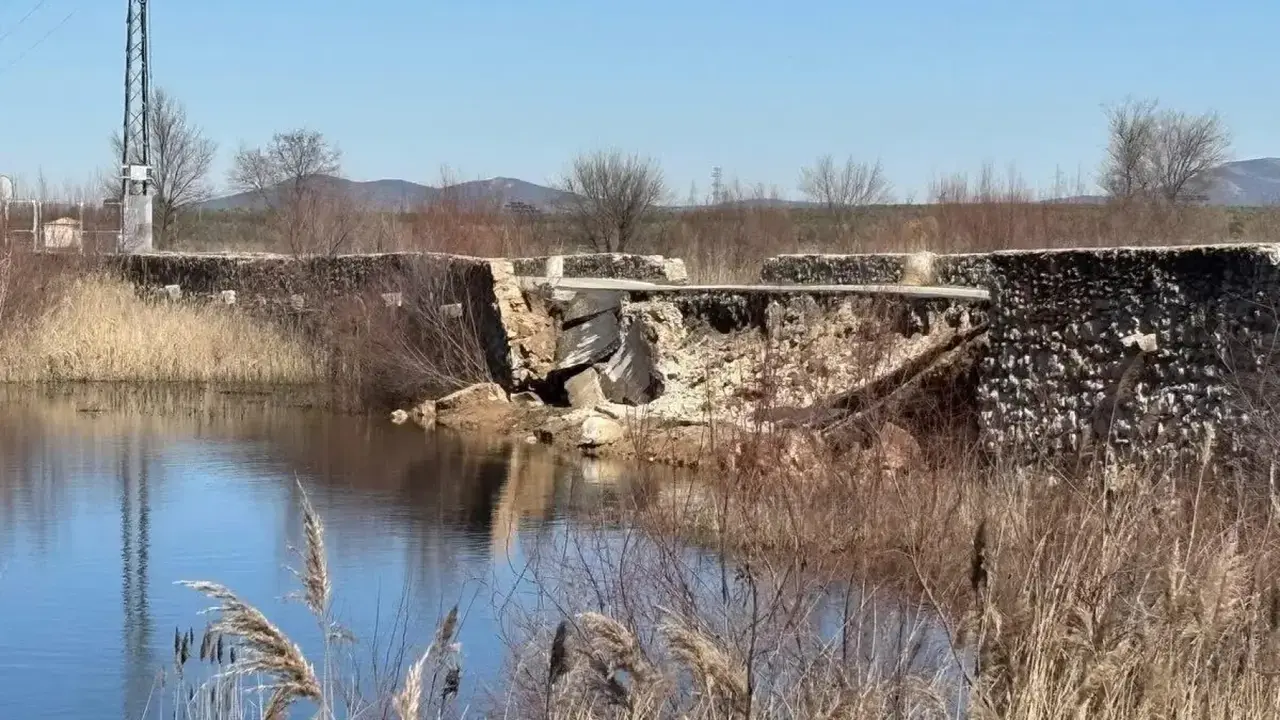 Puente sobre el r&iacute;o Gig&uuml;ela en Arenas de San Juan (Ciudad Real) - Fotograf&iacute;a: Oppida