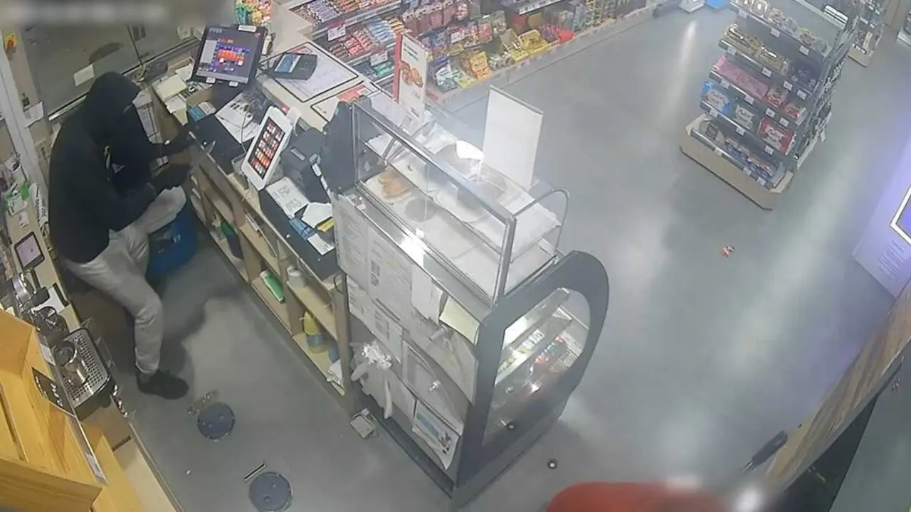 24/02/2026 Imagen del robo en una estaci&oacute;n de servicio de Azuqueca de Henares.
SOCIEDAD ESPA&Ntilde;A EUROPA CASTILLA-LA MANCHA
GUARDIA CIVIL