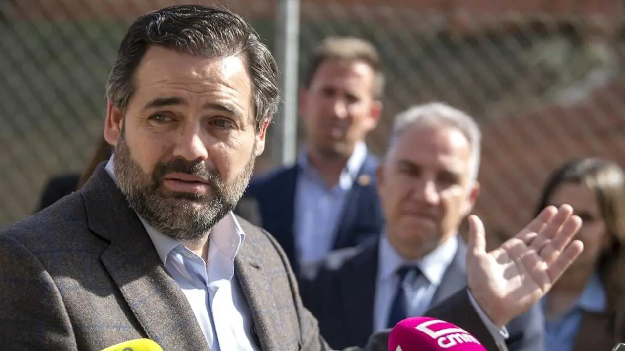 El presidente del PP de Castilla-La Mancha, Paco N&uacute;&ntilde;ez, atendiendo a los medios de comunicaci&oacute;n este martes en Malag&oacute;n (Ciudad Real)