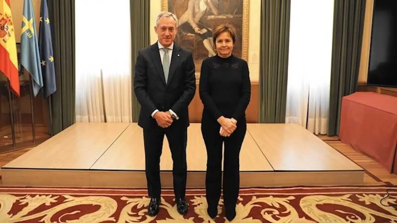 El presidente de Eurocaja Rural, Javier L&oacute;pez Mart&iacute;n, junto a la alcaldesa de Gij&oacute;n, Carmen Moriy&oacute;n Entrialgo