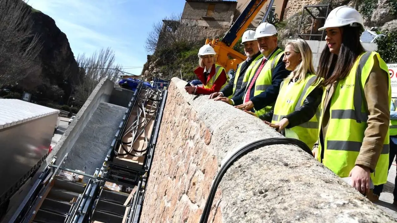 El vicepresidente primero del Gobierno de Castilla-La Mancha, Jos&eacute; Luis Mart&iacute;nez Guijarro, y el consejero de Fomento, Nacho Hernando, han visitado las obras de movilidad sostenible mediante conexi&oacute;n accesible al casco urbano hist&oacute;rico de Cuenca