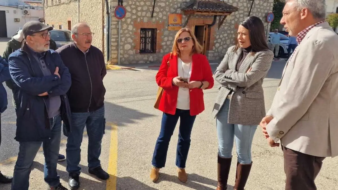 La consejera de Bienestar Social, B&aacute;rbara Garc&iacute;a Torijano, durante su visita a la localidad de Pioz (Guadalajara)