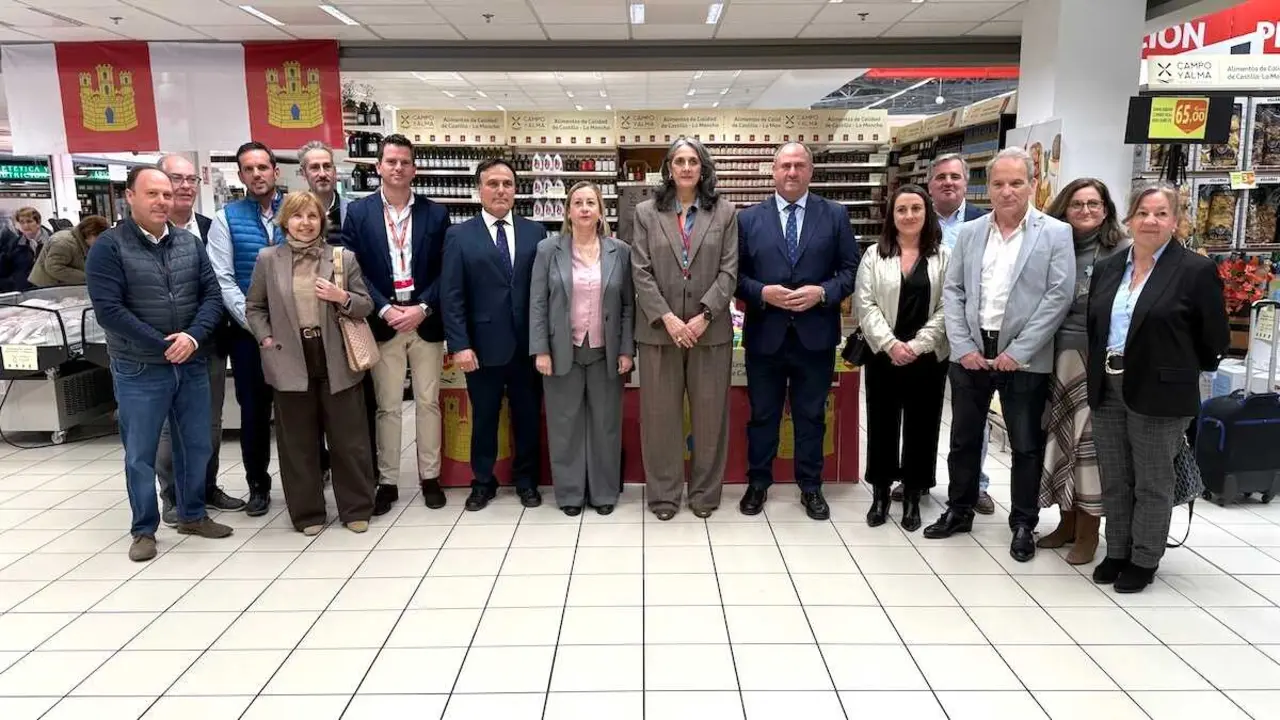 El consejero de Agricultura, Ganader&iacute;a y Desarrollo Rural, Juli&aacute;n Mart&iacute;nez Liz&aacute;n, ha presentado, en el Hipermecado Alcampo de Getafe, la nueva campa&ntilde;a de promoci&oacute;n de los alimentos Campo y Alma que se llevar&aacute; a cabo en los hipermercados Alcampo de Castilla-La Mancha y Madrid