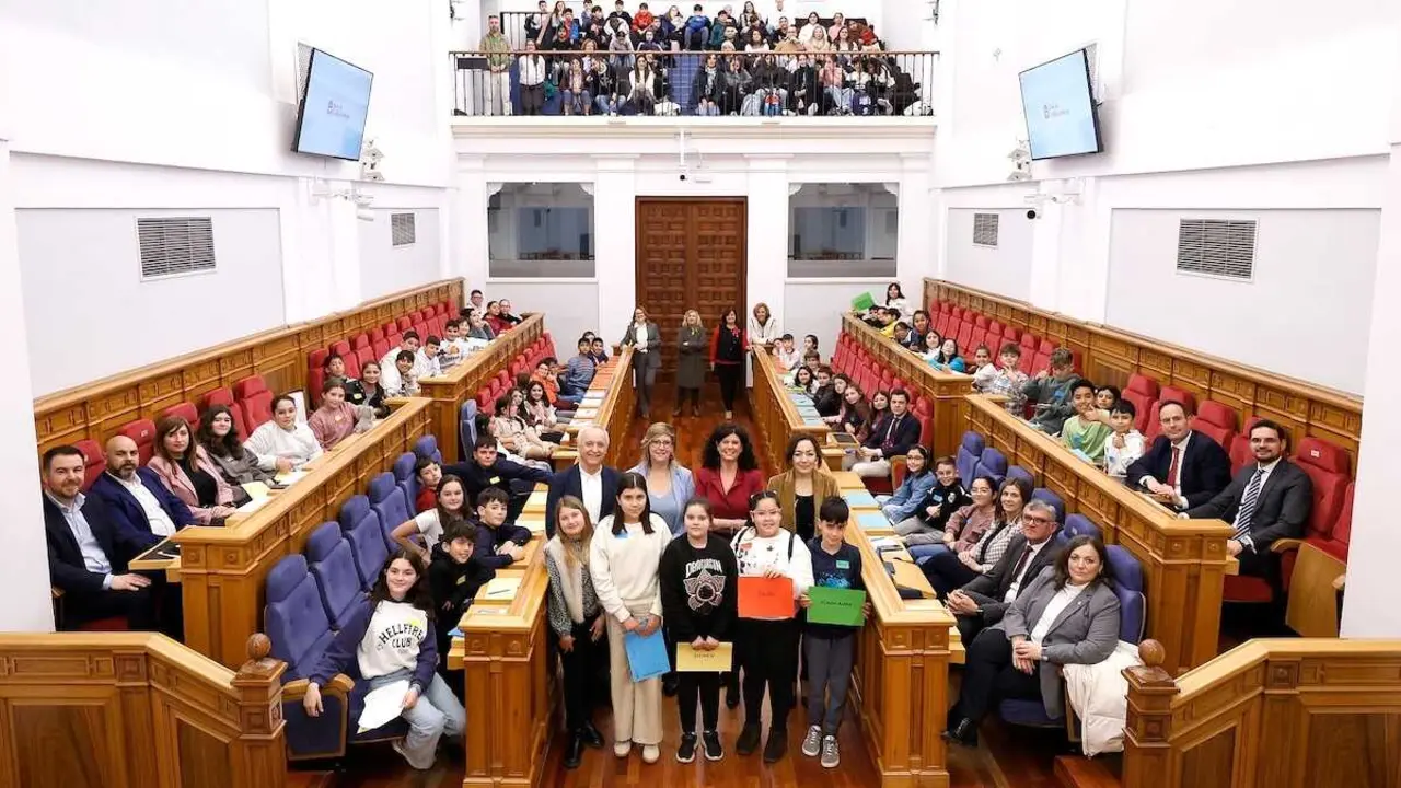 Foto de familia del pleno infantil celebrado en las Cortes de Castilla-La Mancha con motivo del acto 'Diputados y diputadas por un d&iacute;a', promovido por Aldeas Infantiles