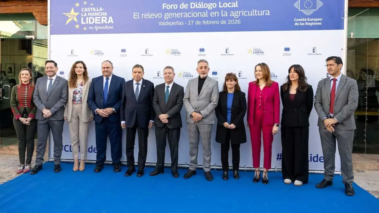 El presidente de Castilla-La Mancha, Emiliano Garc&iacute;a-Page, ha inaugurado junto al ministro de Agricultura, Alimentaci&oacute;n y Pesca, Luis Planas, el Foro de Di&aacute;logo Local &lsquo;El relevo generacional en la agricultura&rsquo; en la antigua Bodega Los Llanos de Valdepe&ntilde;as (Ciudad Real)