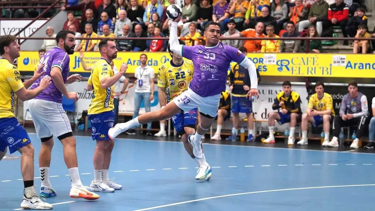 El Guadalajara cae con garra en Aranda tras un duelo intenso (36-32) - Fotograf&iacute;a: Roberto Campillo