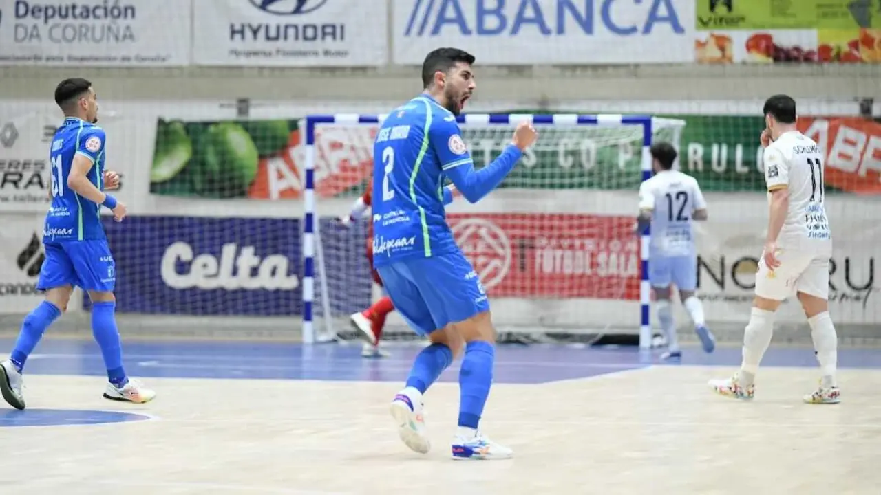 El Vi&ntilde;a Albali Valdepe&ntilde;as roza el triunfo pero empata en Ferrol (4-4)