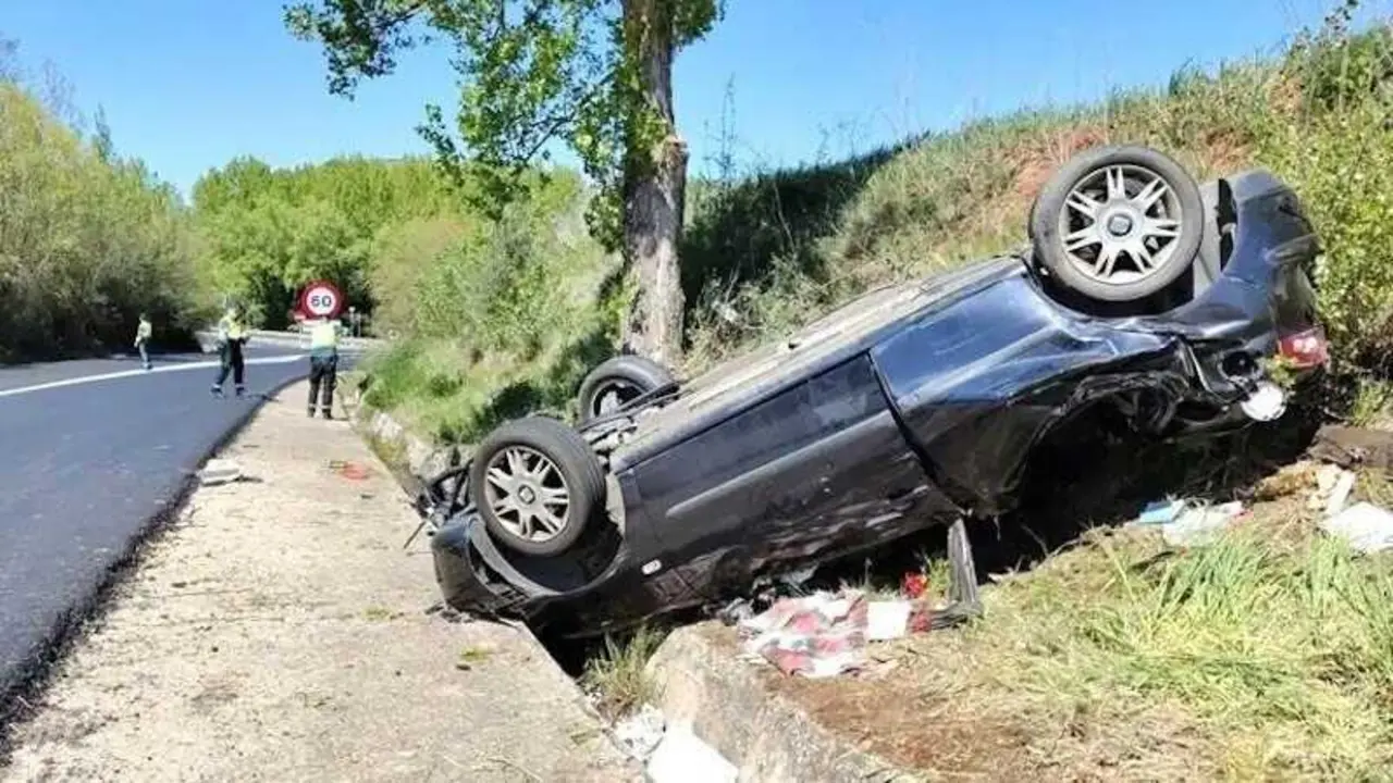 Imagen de archivo de un accidente de tr&aacute;fico con un turismo volcado tras salirse de la v&iacute;a, salida de v&iacute;a, volcar, choque, colisi&oacute;n