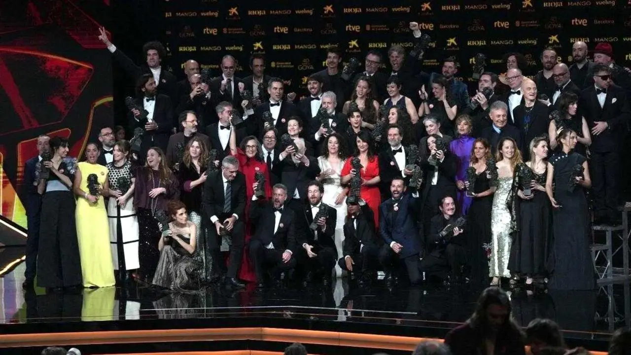 Imagen de familia de los premiados en la 40 edici&oacute;n de los Premios Goya celebrada este s&aacute;bado 28 de febrero en Barcelona
