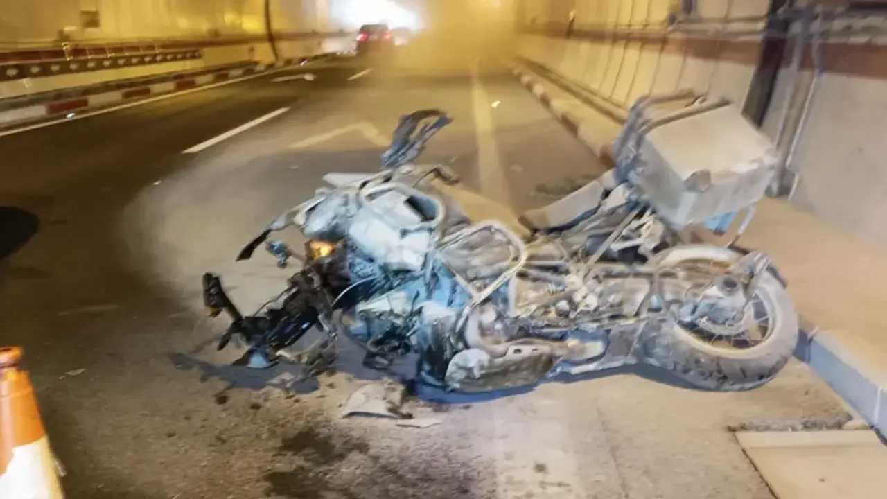 Muere un joven motorista tras colisionar contra el muro en un t&uacute;nel