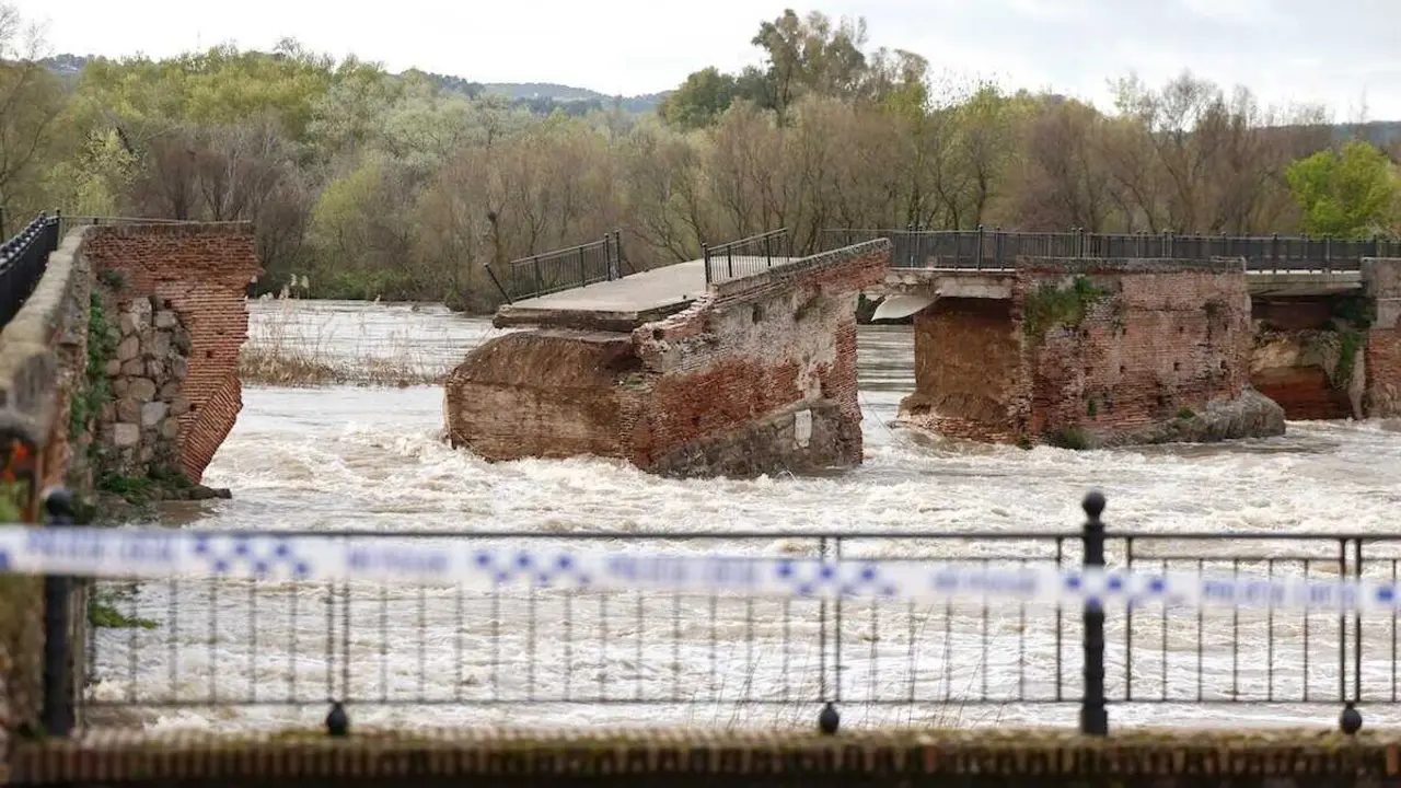 Vista del puente viejo o 'romano' derrumbado por la crecida del r&iacute;o Tajo a su paso por Talavera de la Reina (Toledo), este domingo - EFE/Manu Reino